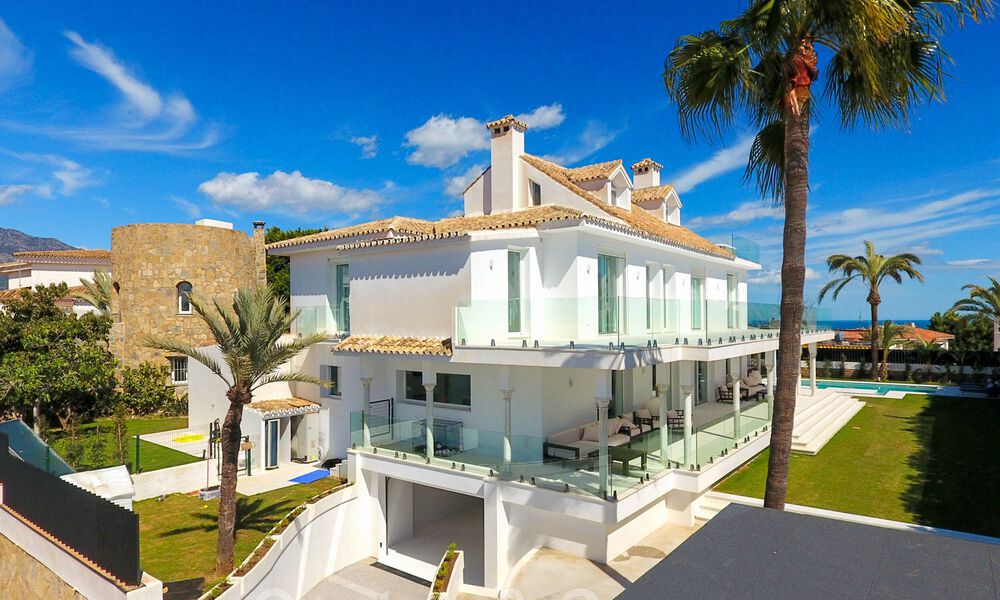 Unieke luxevilla te koop in een moderne, Andalusische bouwstijl, met zeezicht, op loopafstand van Puerto Banus, Marbella 45842