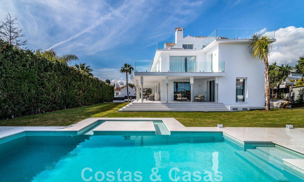 Unieke luxevilla te koop in een moderne, Andalusische bouwstijl, met zeezicht, op loopafstand van Puerto Banus, Marbella 45844
