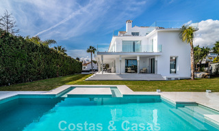 Unieke luxevilla te koop in een moderne, Andalusische bouwstijl, met zeezicht, op loopafstand van Puerto Banus, Marbella 45844 