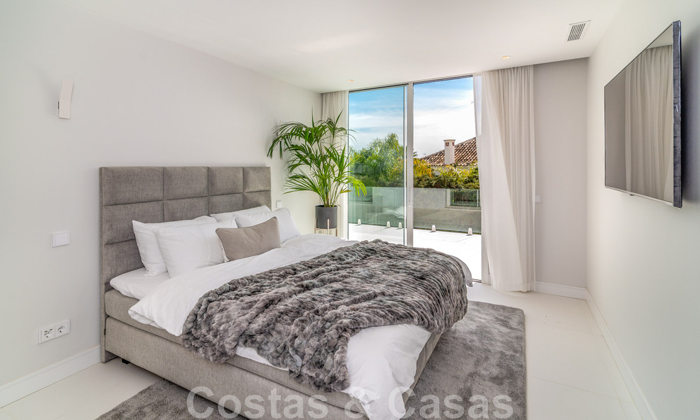 Unieke luxevilla te koop in een moderne, Andalusische bouwstijl, met zeezicht, op loopafstand van Puerto Banus, Marbella 45848