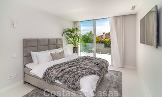 Unieke luxevilla te koop in een moderne, Andalusische bouwstijl, met zeezicht, op loopafstand van Puerto Banus, Marbella 45848 