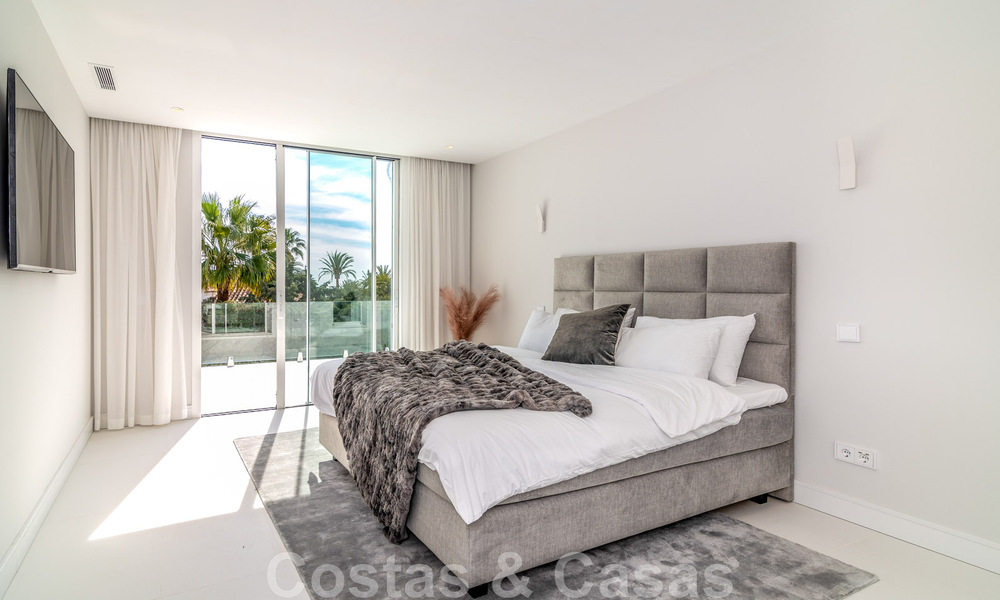 Unieke luxevilla te koop in een moderne, Andalusische bouwstijl, met zeezicht, op loopafstand van Puerto Banus, Marbella 45852