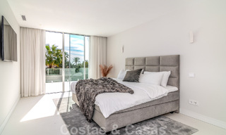 Unieke luxevilla te koop in een moderne, Andalusische bouwstijl, met zeezicht, op loopafstand van Puerto Banus, Marbella 45852 
