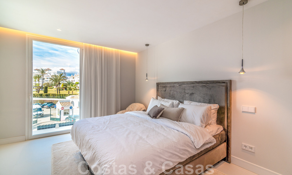Unieke luxevilla te koop in een moderne, Andalusische bouwstijl, met zeezicht, op loopafstand van Puerto Banus, Marbella 45856