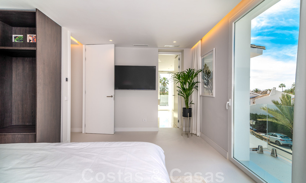 Unieke luxevilla te koop in een moderne, Andalusische bouwstijl, met zeezicht, op loopafstand van Puerto Banus, Marbella 45858