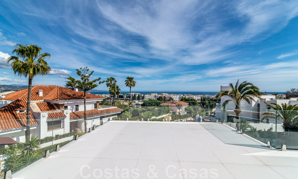 Unieke luxevilla te koop in een moderne, Andalusische bouwstijl, met zeezicht, op loopafstand van Puerto Banus, Marbella 45862