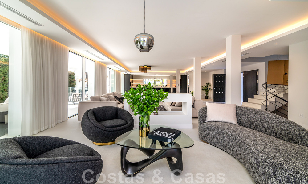 Unieke luxevilla te koop in een moderne, Andalusische bouwstijl, met zeezicht, op loopafstand van Puerto Banus, Marbella 45869
