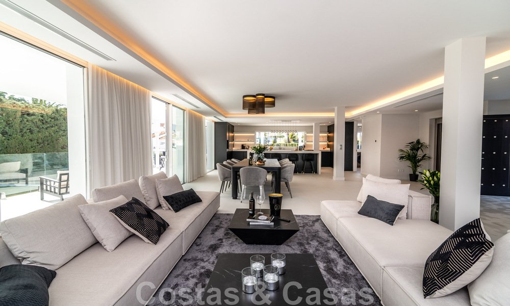 Unieke luxevilla te koop in een moderne, Andalusische bouwstijl, met zeezicht, op loopafstand van Puerto Banus, Marbella 45870