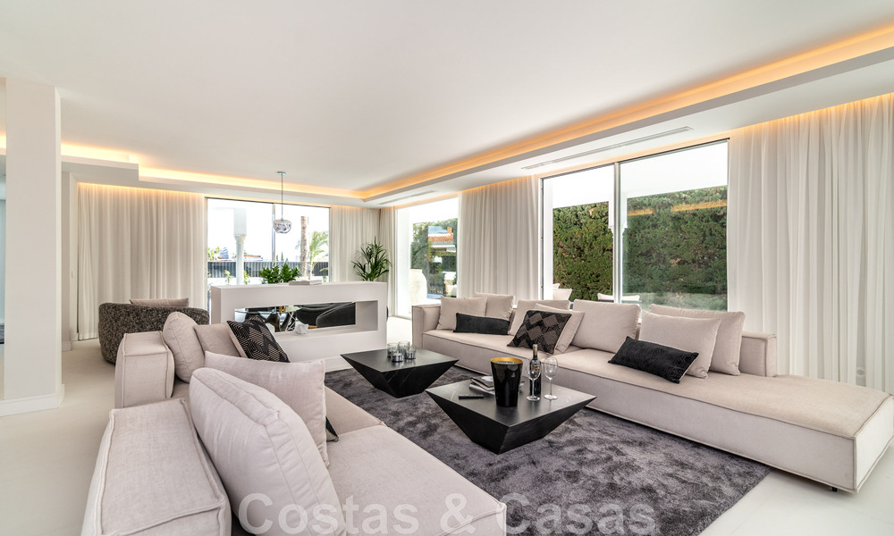 Unieke luxevilla te koop in een moderne, Andalusische bouwstijl, met zeezicht, op loopafstand van Puerto Banus, Marbella 45871