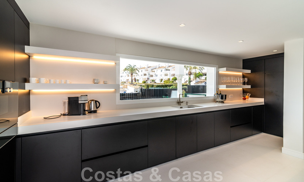 Unieke luxevilla te koop in een moderne, Andalusische bouwstijl, met zeezicht, op loopafstand van Puerto Banus, Marbella 45874