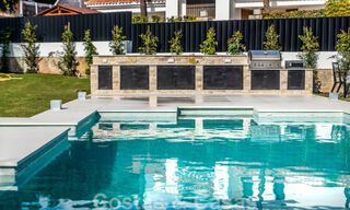 Unieke luxevilla te koop in een moderne, Andalusische bouwstijl, met zeezicht, op loopafstand van Puerto Banus, Marbella 45878 