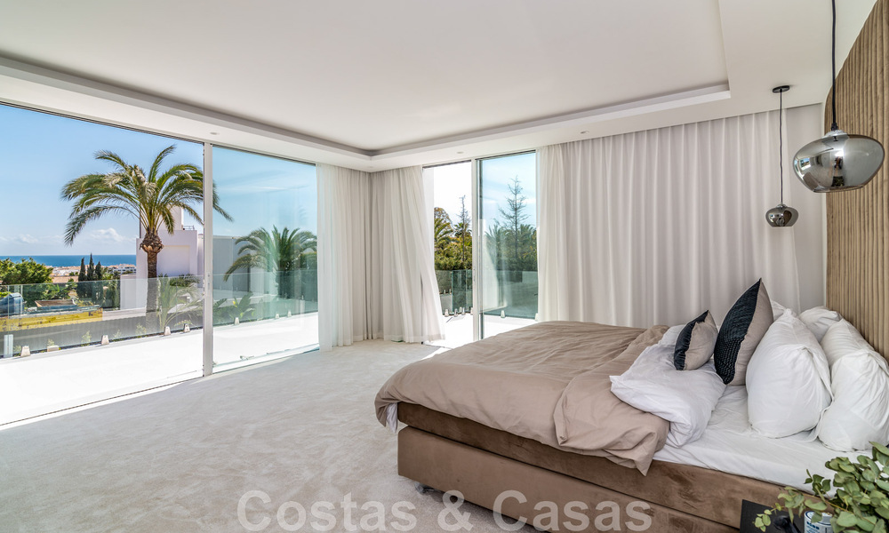 Unieke luxevilla te koop in een moderne, Andalusische bouwstijl, met zeezicht, op loopafstand van Puerto Banus, Marbella 45880