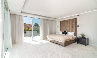 Unieke luxevilla te koop in een moderne, Andalusische bouwstijl, met zeezicht, op loopafstand van Puerto Banus, Marbella 45881 