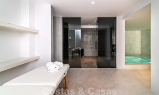 Unieke luxevilla te koop in een moderne, Andalusische bouwstijl, met zeezicht, op loopafstand van Puerto Banus, Marbella 45892 