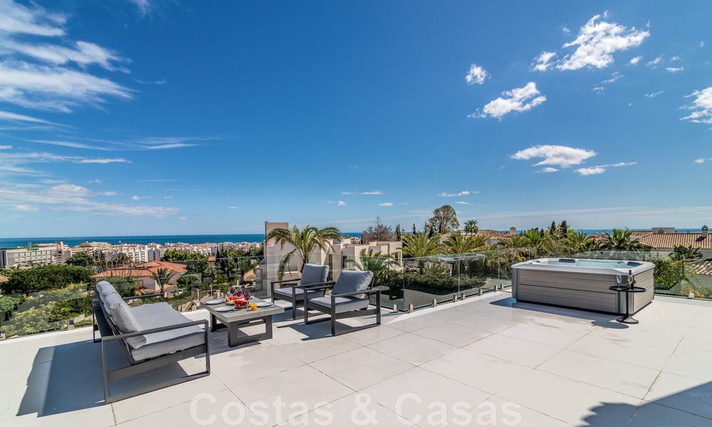 Unieke luxevilla te koop in een moderne, Andalusische bouwstijl, met zeezicht, op loopafstand van Puerto Banus, Marbella 45900