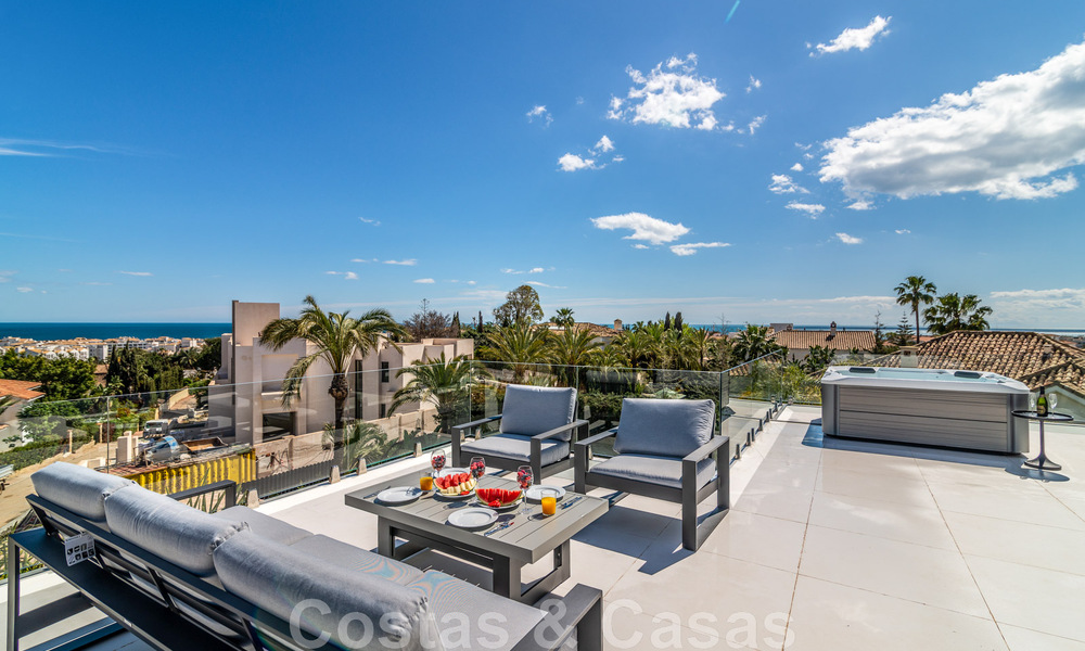Unieke luxevilla te koop in een moderne, Andalusische bouwstijl, met zeezicht, op loopafstand van Puerto Banus, Marbella 45903