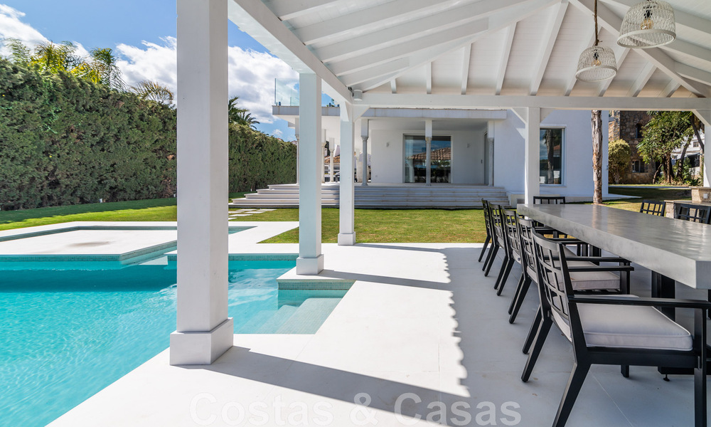 Unieke luxevilla te koop in een moderne, Andalusische bouwstijl, met zeezicht, op loopafstand van Puerto Banus, Marbella 45906