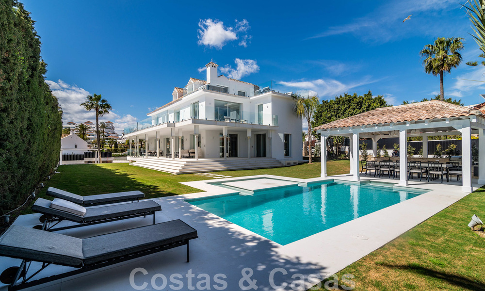Unieke luxevilla te koop in een moderne, Andalusische bouwstijl, met zeezicht, op loopafstand van Puerto Banus, Marbella 45909