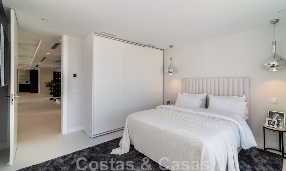 Unieke luxevilla te koop in een moderne, Andalusische bouwstijl, met zeezicht, op loopafstand van Puerto Banus, Marbella 45917