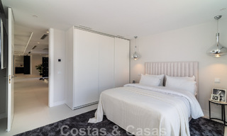 Unieke luxevilla te koop in een moderne, Andalusische bouwstijl, met zeezicht, op loopafstand van Puerto Banus, Marbella 45917 