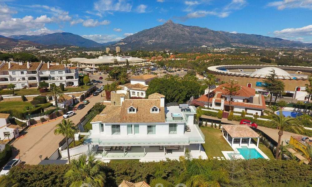 Unieke luxevilla te koop in een moderne, Andalusische bouwstijl, met zeezicht, op loopafstand van Puerto Banus, Marbella 45922