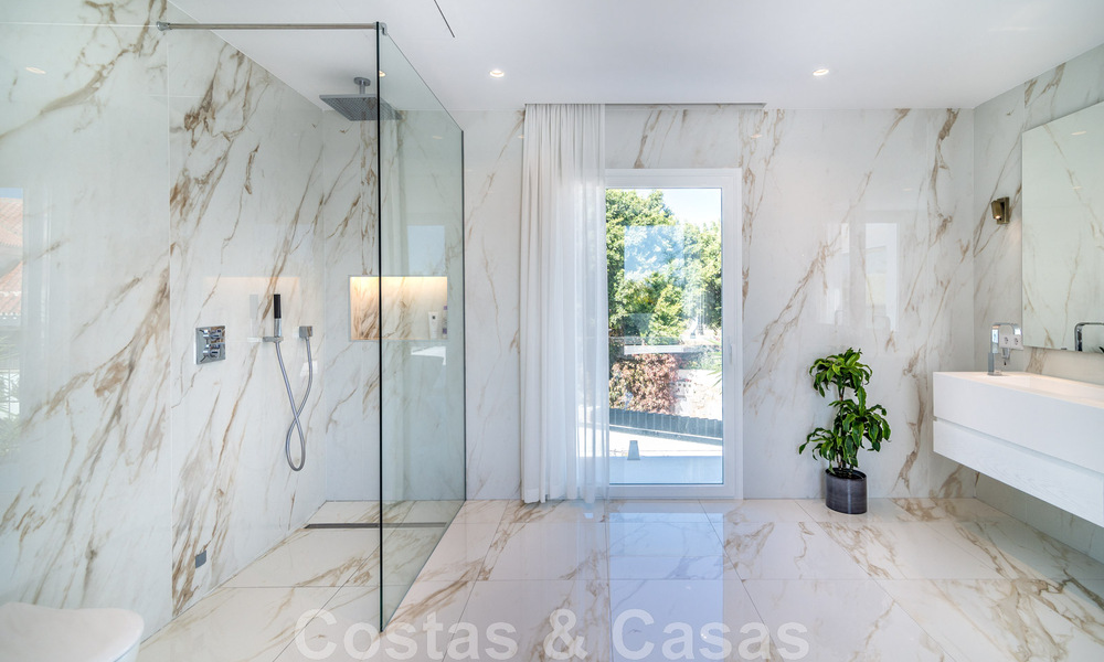 Unieke luxevilla te koop in een moderne, Andalusische bouwstijl, met zeezicht, op loopafstand van Puerto Banus, Marbella 45926