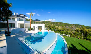 Hedendaagse, luxueuze villa te koop met zicht op zee in het meest exclusieve La Zagaleta resort in Benahavis - Marbella 45256 