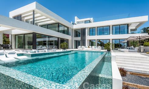 Nieuwe, modernistische designervilla te koop met panoramisch uitzicht, op de New Golden Mile in Marbella - Benahavis 53678