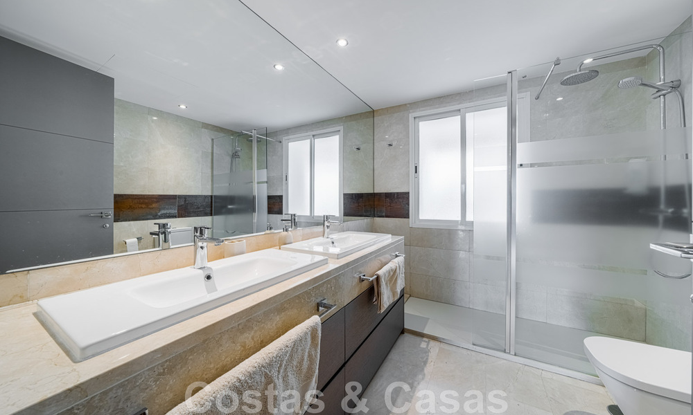 Ruim appartement te koop, volledig gerenoveerd in moderne stijl, gelegen in een begeerde area op de Golden Mile van Marbella 46432