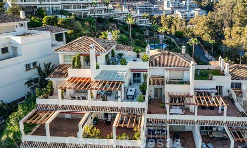 Hoogwaardig duplex penthouse te koop, gerenoveerd in hedendaagse stijl, met panoramisch zeezicht in Nueva Andalucia’s golfvallei, Marbella 46071