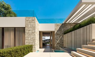 Nieuwe, ultramoderne luxevilla te koop met een architectonisch design, eerstelijns golf Los Naranjos te Nueva Andalucia, Marbella 46038 