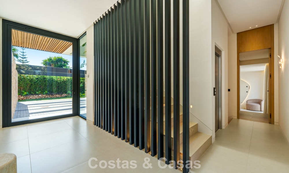 Avant-garde designervilla te koop met talrijke luxevoorzieningen in Nueva Andalucia, Marbella 786094