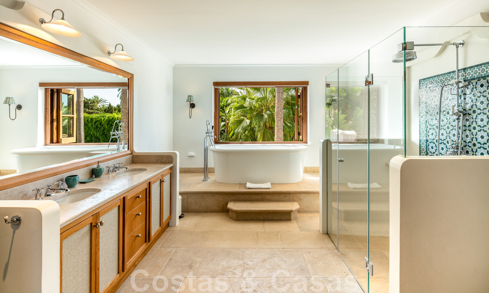 Boutique stijl villa te koop, op een steenworp afstand van het strand op Marbella’s begeerde Golden Mile 45713