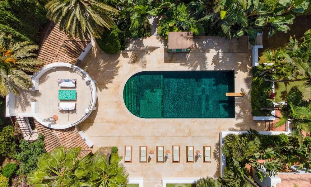 Boutique stijl villa te koop, op een steenworp afstand van het strand op Marbella’s begeerde Golden Mile 45739