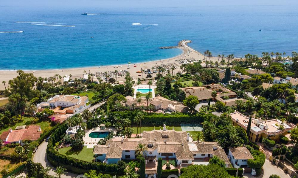 Boutique stijl villa te koop, op een steenworp afstand van het strand op Marbella’s begeerde Golden Mile 45740