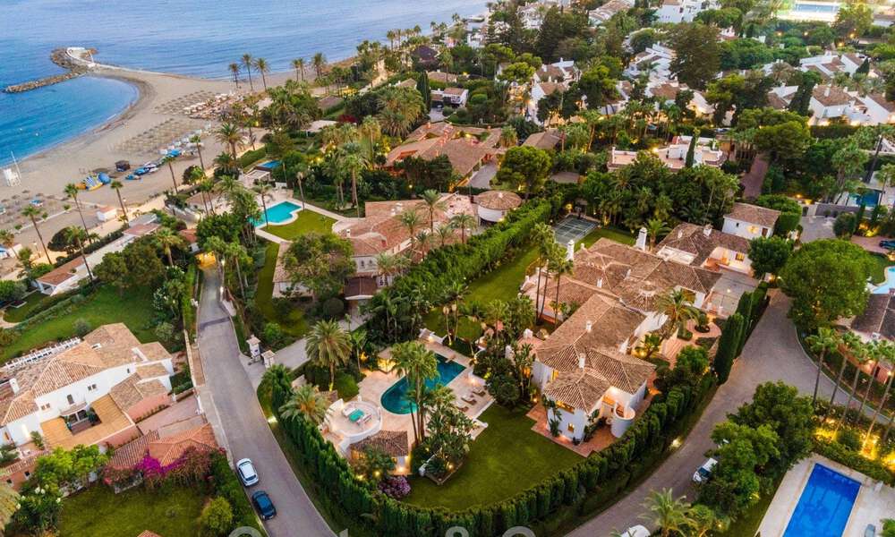 Boutique stijl villa te koop, op een steenworp afstand van het strand op Marbella’s begeerde Golden Mile 45744