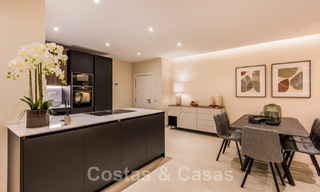 Instapklaar, recent gerenoveerd appartement te koop, in een strandcomplex, met zeezicht op de New Golden Mile, Estepona 46726 