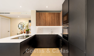 Instapklaar, recent gerenoveerd appartement te koop, in een strandcomplex, met zeezicht op de New Golden Mile, Estepona 46733 