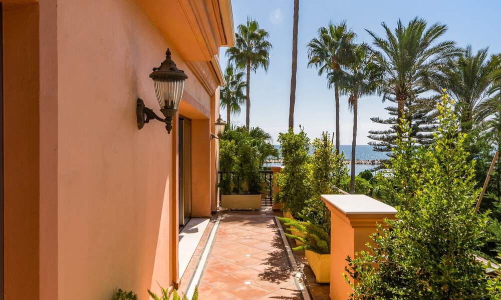 Ruim duplex, dubbel appartement in een eerstelijnsstrandcomplex op loopafstand van Puerto Banus, Marbella 46761