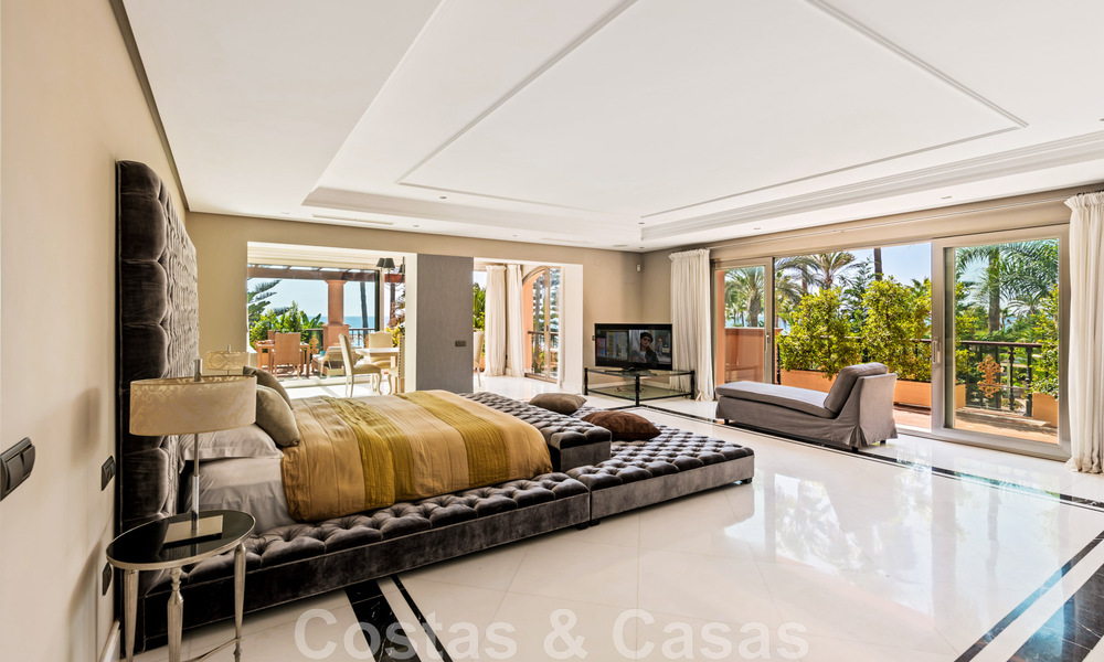 Ruim duplex, dubbel appartement in een eerstelijnsstrandcomplex op loopafstand van Puerto Banus, Marbella 46775