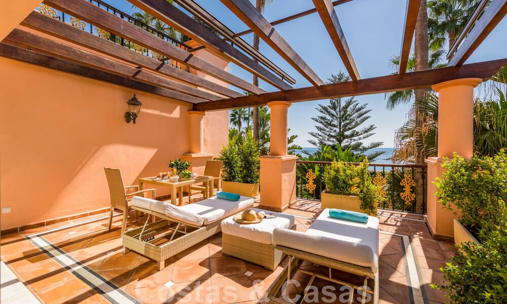 Ruim duplex, dubbel appartement in een eerstelijnsstrandcomplex op loopafstand van Puerto Banus, Marbella 46777