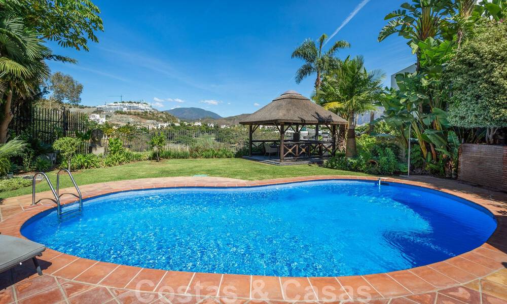 Unieke, mediterrane luxevilla te koop met rustgevend uitzicht op de golfbanen in een begeerde woonwijk in La Quinta, Benahavis - Marbella 48464