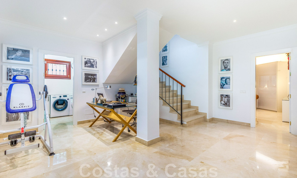 Unieke, mediterrane luxevilla te koop met rustgevend uitzicht op de golfbanen in een begeerde woonwijk in La Quinta, Benahavis - Marbella 48480