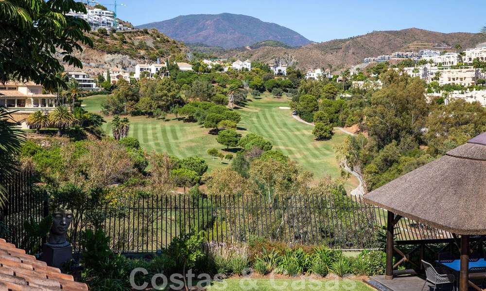 Unieke, mediterrane luxevilla te koop met rustgevend uitzicht op de golfbanen in een begeerde woonwijk in La Quinta, Benahavis - Marbella 48490