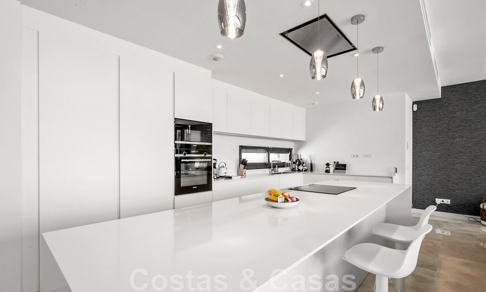 Instapklare, moderne villa te koop met zeezicht, in een omheinde villawijk op de grens van Mijas en Marbella 46087