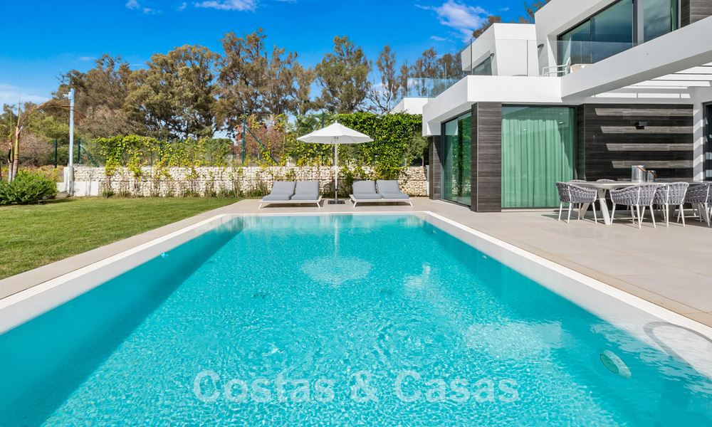Instapklare, moderne villa te koop met zeezicht, in een omheinde villawijk op de grens van Mijas en Marbella 46088