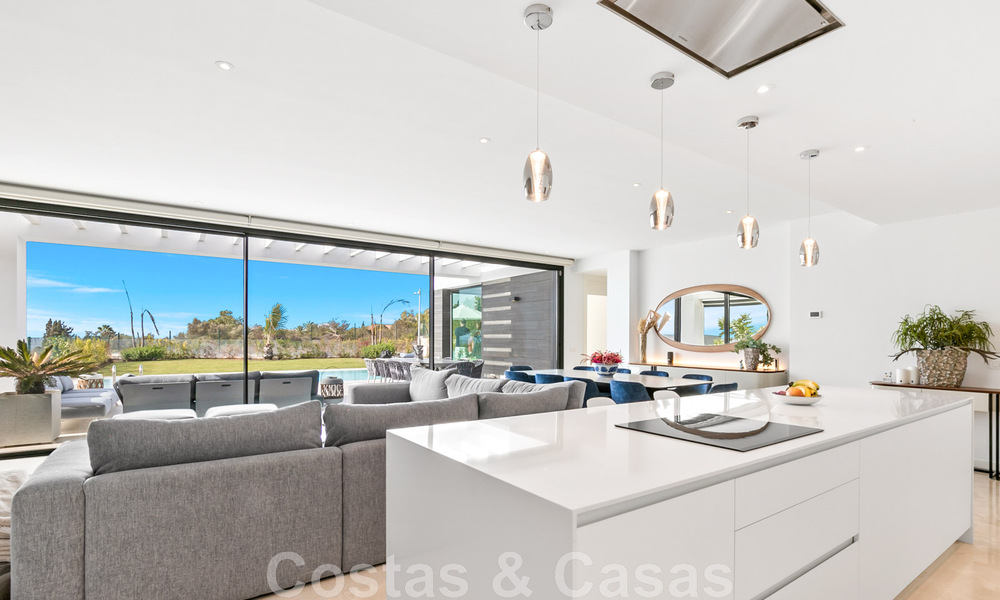 Instapklare, moderne villa te koop met zeezicht, in een omheinde villawijk op de grens van Mijas en Marbella 46090