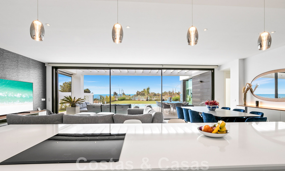 Instapklare, moderne villa te koop met zeezicht, in een omheinde villawijk op de grens van Mijas en Marbella 46091