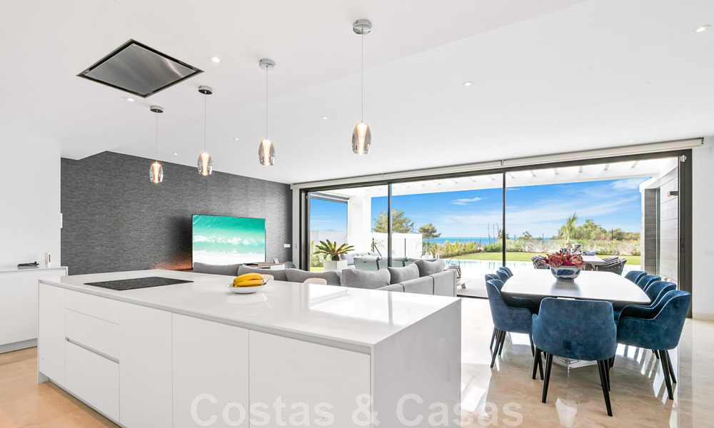 Instapklare, moderne villa te koop met zeezicht, in een omheinde villawijk op de grens van Mijas en Marbella 46092