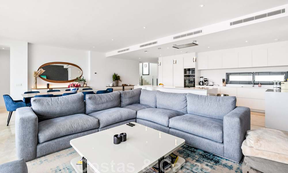 Instapklare, moderne villa te koop met zeezicht, in een omheinde villawijk op de grens van Mijas en Marbella 46097